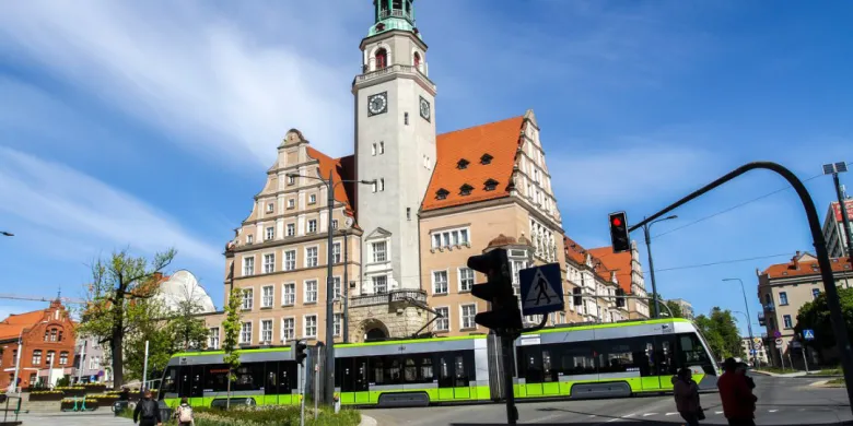 Wzrasta zainteresowanie komunikacją publiczną w Olsztynie. Mimo darmowych przejazdów dla uczniów, padł rekord w sprzedaży biletów