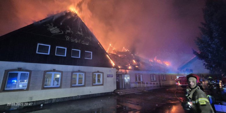 Pożar szkoły podstawowej w powiecie nidzickim. Z ogniem walczy ponad 70 strażaków [ZDJĘCIA]