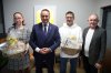 Od lewej: Anna Belniak, starosta Andrzej Abako, Maciej Grynkiewicz, wydawca potralu Olsztyn.com.pl Jarosław Krawczyk