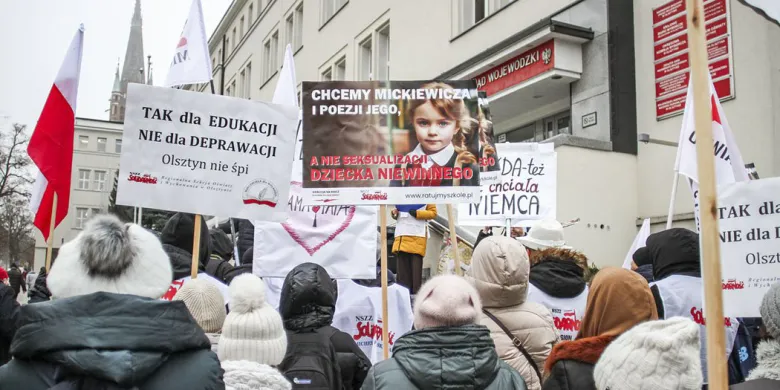 TAK dla edukacji, NIE dla deprawacji. Protest przeciwko wprowadzeniu edukacji zdrowotnej w Olsztynie [ZDJĘCIA]