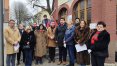 Przedstawiciele partii Razem, Polski 2050 oraz ruchu miejskiego „Wspólny Olsztyn" poczas konferencji prasowej pod siedzibą Olsztyńskiego Centrum Organizacji Pozarządowych przy ul. Szewczenki 1