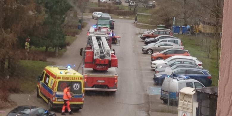 Jaroty. 78-latka siedziała na parapecie okna. Sąsiedzi zawiadomili służby