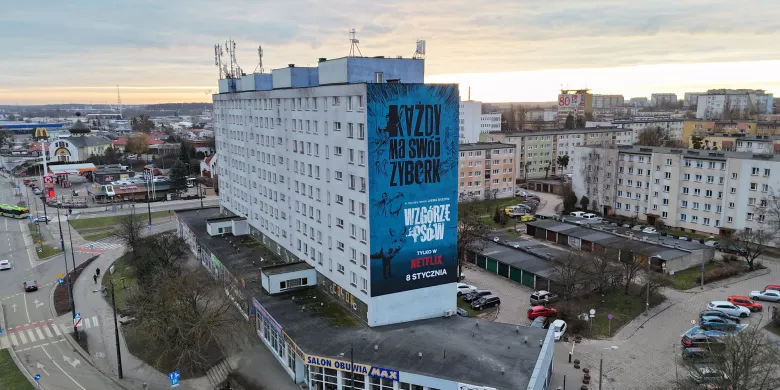 „Wzgórze Psów” - ogromny mural Netflixa na jednym z olsztyńskich bloków [ZDJĘCIA]