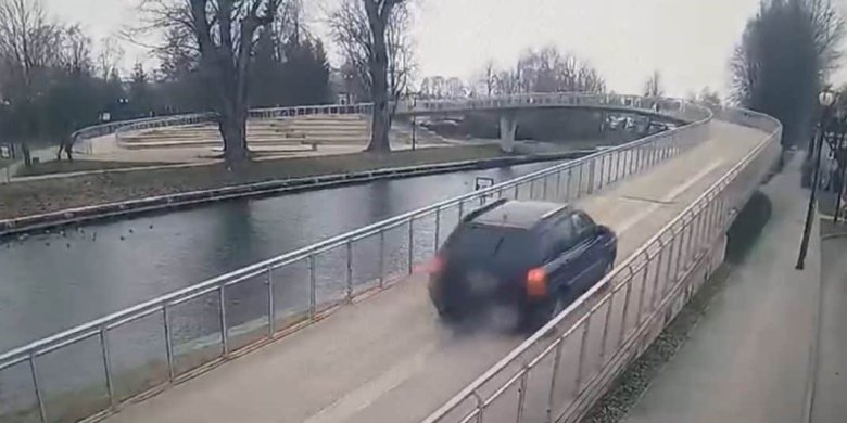 Giżycko. Spieszyła się do pracy, więc wjechała autem na kładkę dla pieszych [WIDEO]