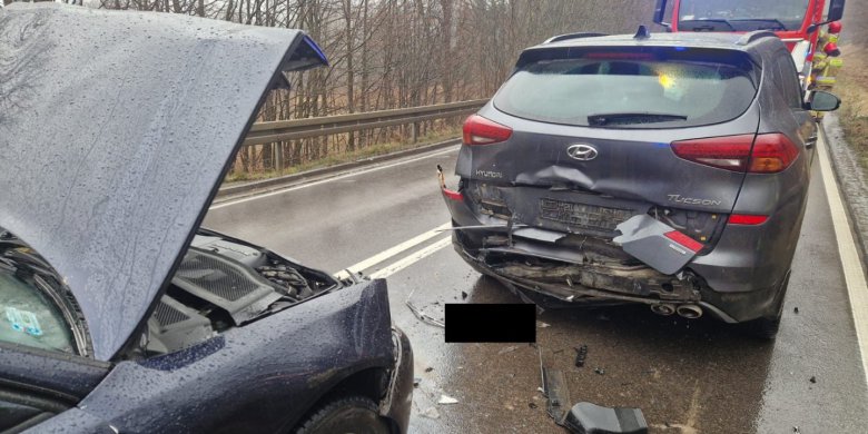 Gmina Dywity. Zator na DK51 koło klasztoru karmelitanek. Zderzyły się dwie osobówki