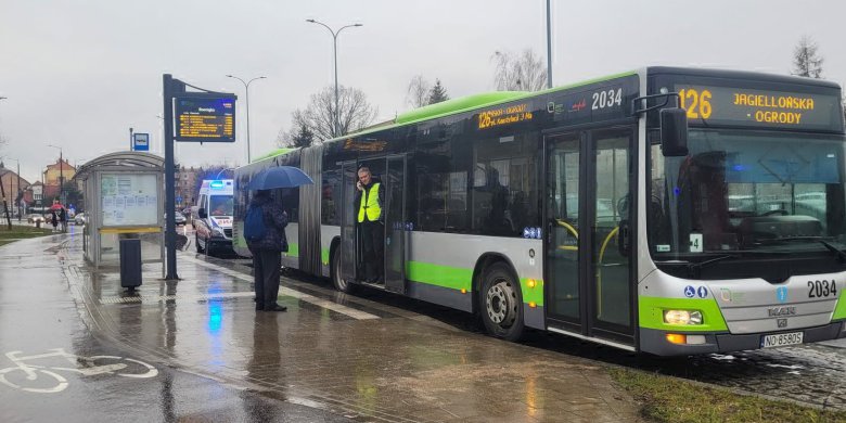 Gwałtowne hamowanie autobusu na ul. Krasickiego w Olsztynie. Ucierpiały 3 osoby