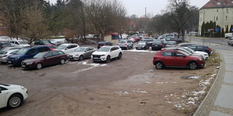 Zmiana i wypowiedzenie po latach umowy dzierżawy. Miasto przejmuje parking przy ul. Nowowiejskiego