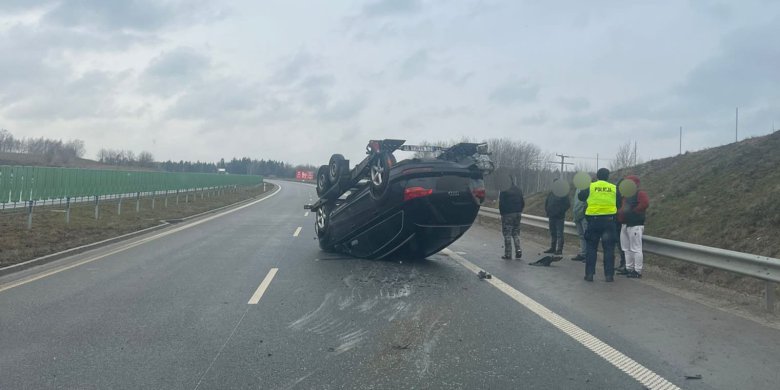 Audi przewróciło się 