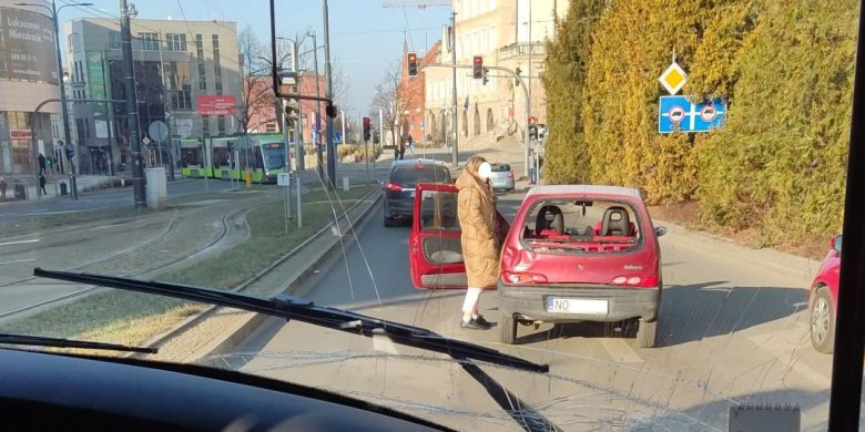 Kolizja seicento i autobusu miejskiego w centrum Olsztyna