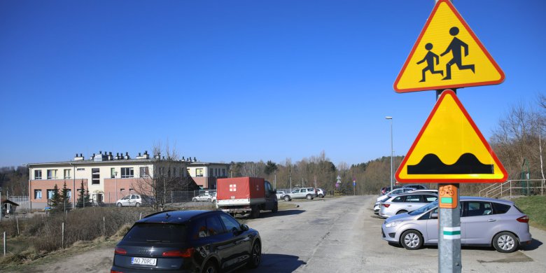 „Dostrzegam duży problem zaniedbania ulicy Maczka”. Czytelnik apeluje o podjęcie działań, zwiększających drogowe bezpieczeństwo