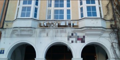 Artykuł: Olsztyn kontra zima. Ogromne sople lodu na Starym Mieście i zasypane chodniki [ZDJĘCIA]
