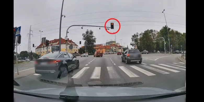 Czerwone światło jest dla lamusów? Totalny brak odpowiedzialności na skrzyżowaniu w Olsztynie [WIDEO]