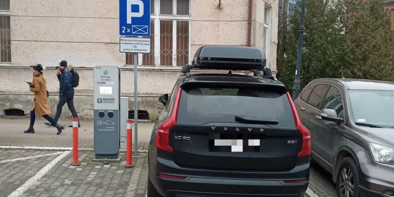 Olsztyn. "Spaliniarze" blokują miejsca właścicielom "elektryków"
