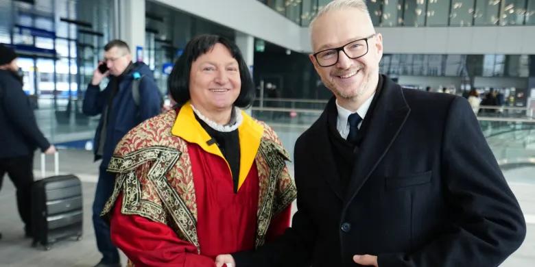 Olsztyn Główny. Wojewoda o Koperniku i "okrągłym stole". Podróżni: dworzec czysty, ale jak długo? [WIDEO]