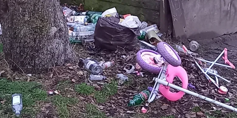 Osiedle Grunwaldzkie. Okolice toną w śmieciach. Kto posprząta wysypisko pod blokiem? [ZDJĘCIA] [AKTUALIZACJA]