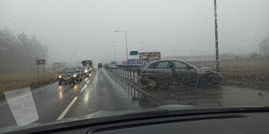 Artykuł: Gmina Dywity. Kierowca staranowal barierki i "zaparkował" na drodze rowerowej