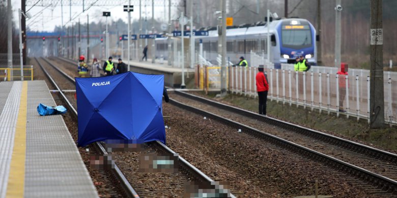 Tragedia w Naterkach. Pociąg relacji Olsztyn Główny-Poznań Główny śmiertelnie potrącił kobietę [ZDJĘCIA]