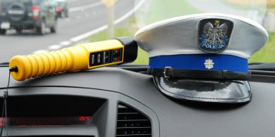 Artykuł: Olsztyn. Pijany 63-latek zatrzymany przez pracowników sklepu. Chciał odjechać z piwem w ręku