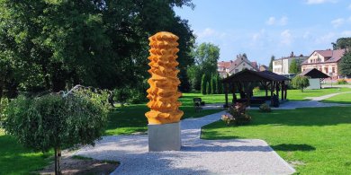 Artykuł: Największy sękacz w Polsce? W Żytkiejmach (pow. gołdapski) postawili mu pomnik!