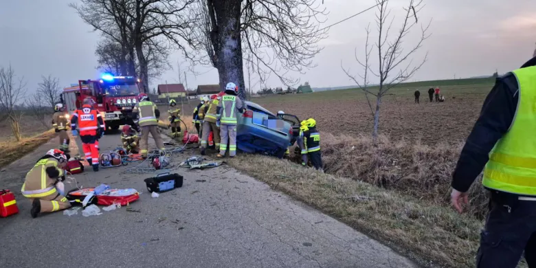 19-latek zginął na drzewie pod Bartoszycami. Z audi została miazga