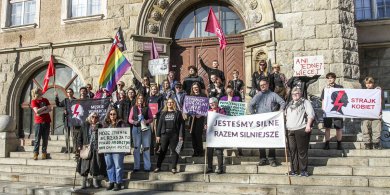 Artykuł: Prawa zamiast kwiatków. Manifestacja z okazji Dnia Kobiet w Olsztynie [ZDJĘCIA]