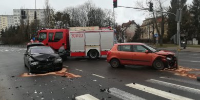 Artykuł: Olsztyn. 26-latek tak "świętował" Dzień Kobiet, że na al. Warszawskiej "skasował" forda i skodę
