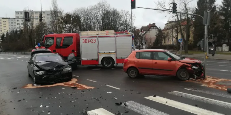 Olsztyn. 26-latek tak "świętował" Dzień Kobiet, że na al. Warszawskiej "skasował" forda i skodę
