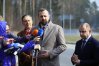Robert Szewczyk (w środku) w towarzystwie Jana Kasprowicza (z lewej) i Jacka Jatkiewicza poparł żółty wariant obwodnicy Olsztyna
