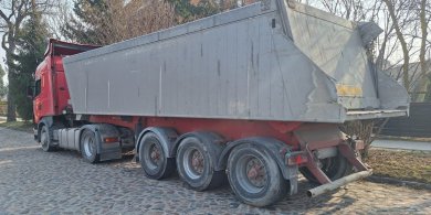 Artykuł: Jego „gumy” błagały o utylizację. 62-latek powoził szrotem w Barczewie