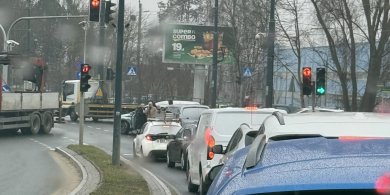 Artykuł: 66-latek nie wyhamował na al. Sikorskiego w Olsztynie. Uszkodzone trzy pojazdy