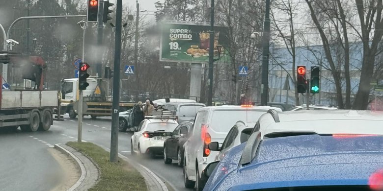 66-latek nie wyhamował na al. Sikorskiego w Olsztynie. Uszkodzone trzy pojazdy