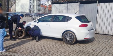 Artykuł: Gdzie ci mężczyźni?! Policjanci dali odpór znieczulicy w Olsztynie i pomogli zapłakanej kobiecie
