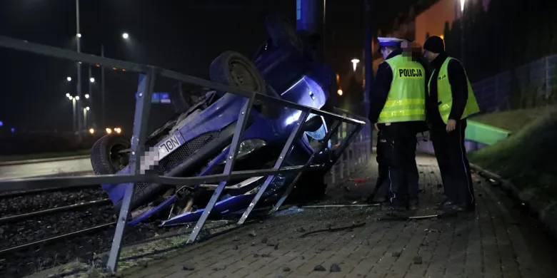 20-latka "zaparkowała" na torach, a poszkodowani uciekli. Co wydarzyło się w nocy w Olsztynie?