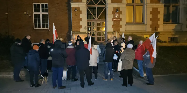 "Wszystkich nas nie zamkną". PiS upamiętnia Barbarę Skrzypek pod Prokuraturą Okręgową w Olsztynie [WIDEO]