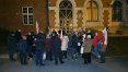 Działacze i sympatycy PiS upamiętniają zmarłą Barbarę Skrzypek pod Prokuraturą Okręgową w Olsztynie