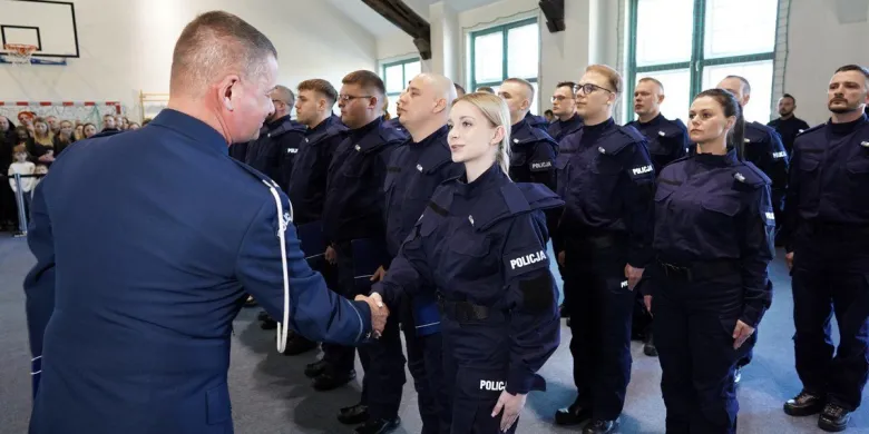 Ślubowali "strzec obywateli z narażeniem życia". Nowi policjanci na Warmii i Mazurach [ZDJĘCIA]
