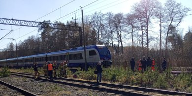 Artykuł: Tragedia na torach pod Olsztynem. Młoda kobieta wtargnęła pod pociąg [ZDJĘCIA]