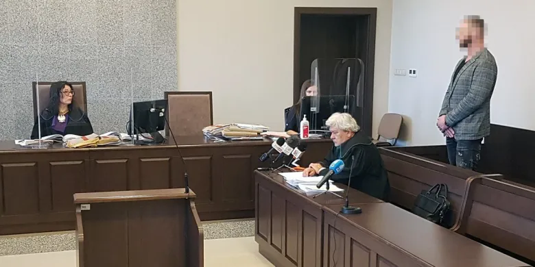 Olsztyn. Adwokat od "trumien na kółkach" nie stawił się w sądzie. Mowy końcowe w prima aprilis