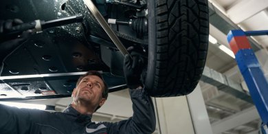 Artykuł: Konserwacja podwozia po zimie – jak skutecznie pozbyć się soli i zabezpieczyć auto przed korozją?