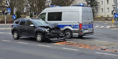 Artykuł: Zmiażdżona dacia na Podgrodziu. Trwa poszukiwanie sprawcy