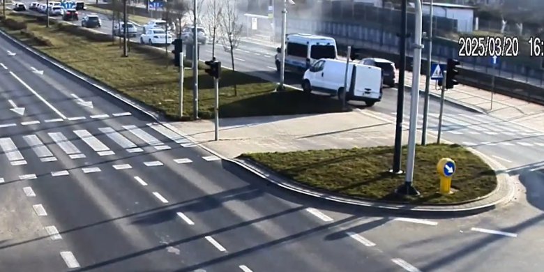 Pożar audi na al. Sikorskiego w Olsztynie. W ruch poszły policyjne gaśnice [WIDEO]