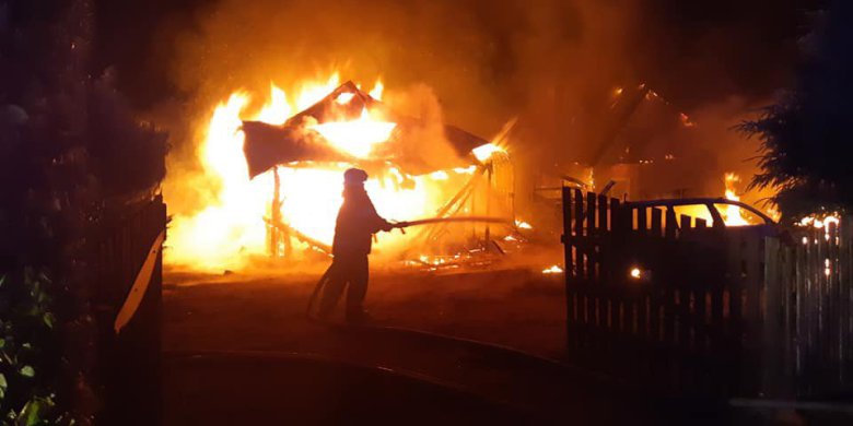 Olsztyn. Ogień zamknął im drogę ucieczki. Pomogli policjanci i w porę ewakuowali 11 osób