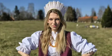 „Warmia to potęga. Kto nie wierzy, niech się chowa”. Kreatywna promocja regionu przez influencerkę, Kasię Kosmos [WIDEO]