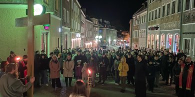 Artykuł: Ulicami Olsztyna przeszła pierwsza Młodzieżowa Droga Krzyżowa [ZDJĘCIA]
