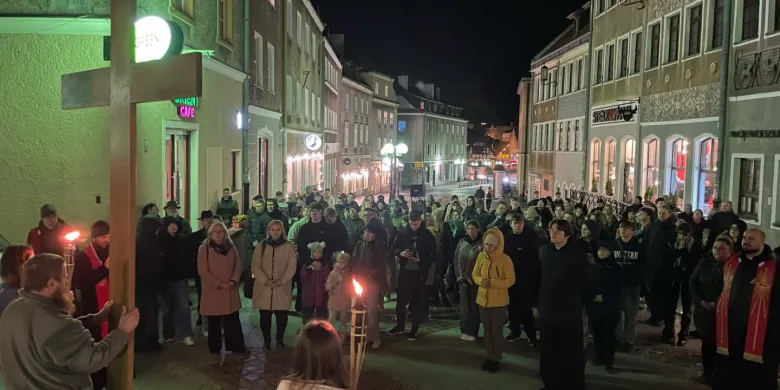Ulicami Olsztyna przeszła pierwsza Młodzieżowa Droga Krzyżowa [ZDJĘCIA]