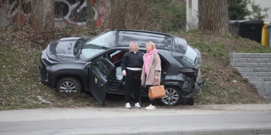 Artykuł: Toyota zatrzymała się na skarpie, a BMW blokuje pas w stronę Jarot. Kolizja na ul. Wyszyńskiego [ZDJĘCIA]