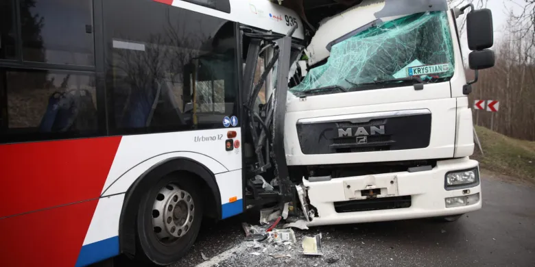 Zablokowana DK51 pod Olsztynem. Autobus linii 110 czołowo zderzył się z ciężarówką [ZDJĘCIA, WIDEO]