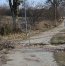 Zniszczona ścieżka spacerowo-rowerowa przy jeziorze Bartąg