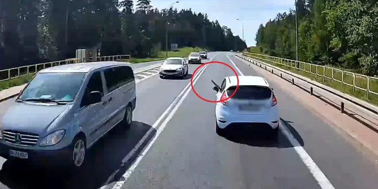 Agresja na DK16 pod Olsztynem. 53-latka pokazała środkowy palec [WIDEO]