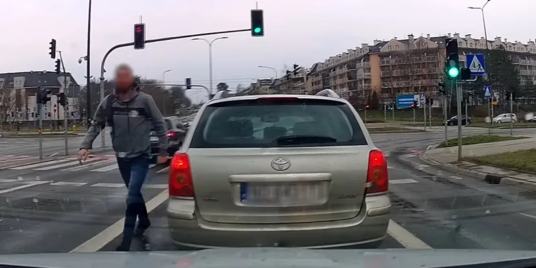Osiedle Jaroty. Nerwus z toyoty zaliczył oczu kąpiel w gazie pieprzowym [WIDEO]